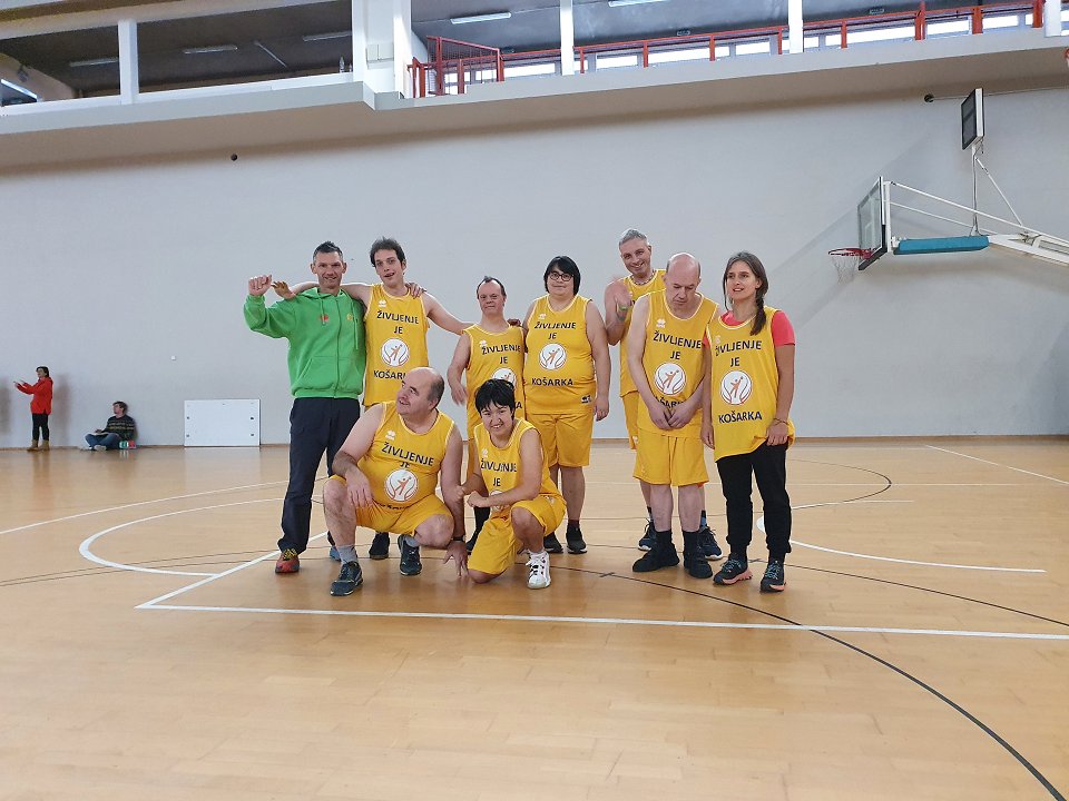 Skupinska slika košarkarske ekipe VDC Nova Gorica pred začetkom tekme