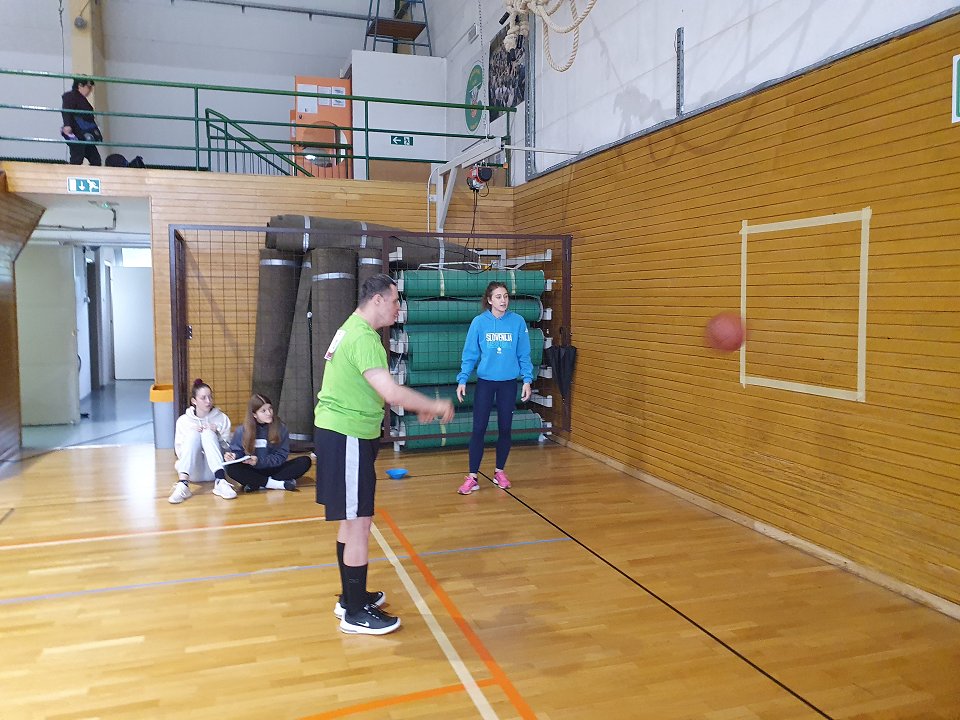 Igralec ekipe VDC Nova Gorica pri prvem elementu košarke meče v zid in poskusi uloviti