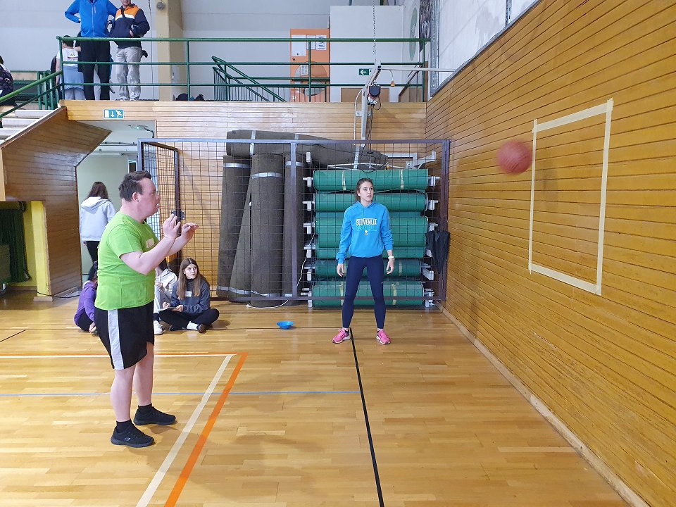 Tretji igralec ekipe VDC Nova Gorica pri prvem elementu košarke meče v zid in poskusi uloviti