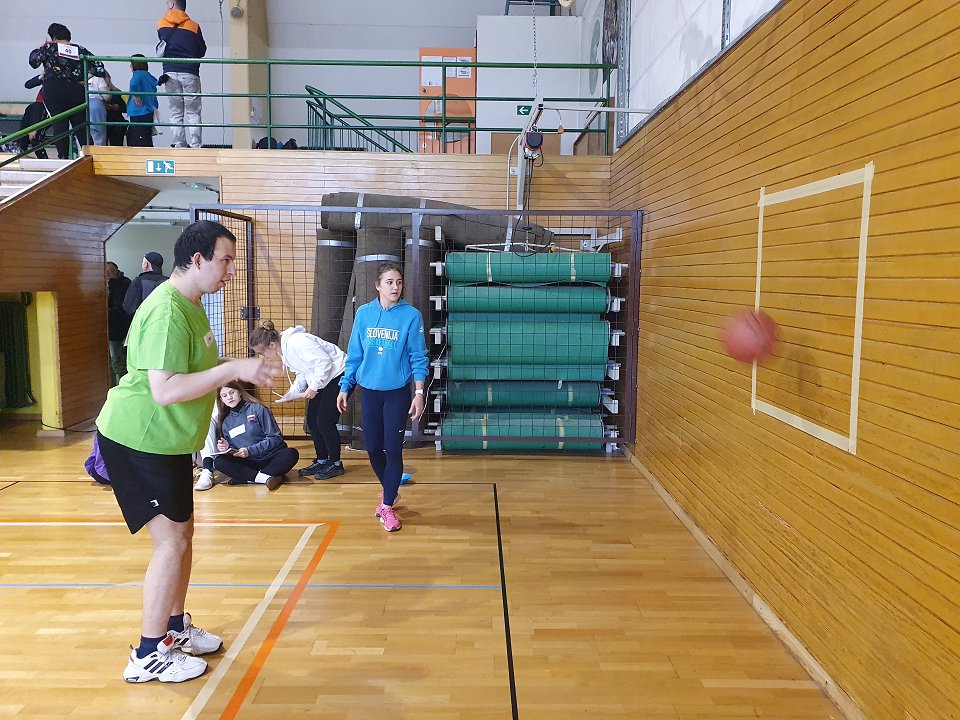 Četrti igralec ekipe VDC Nova Gorica pri prvem elementu košarke meče v zid in poskusi uloviti