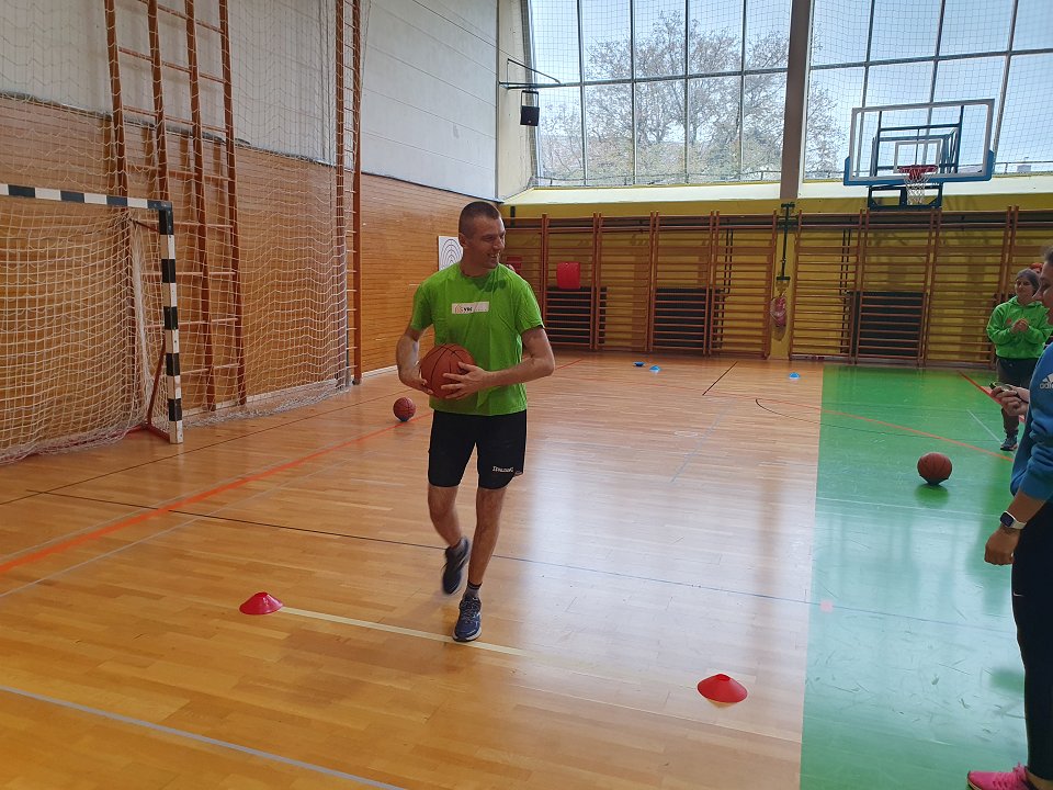 Tretji igralec VDC Nova Gorica pri drugem elementu košarke vodi žogo v teku