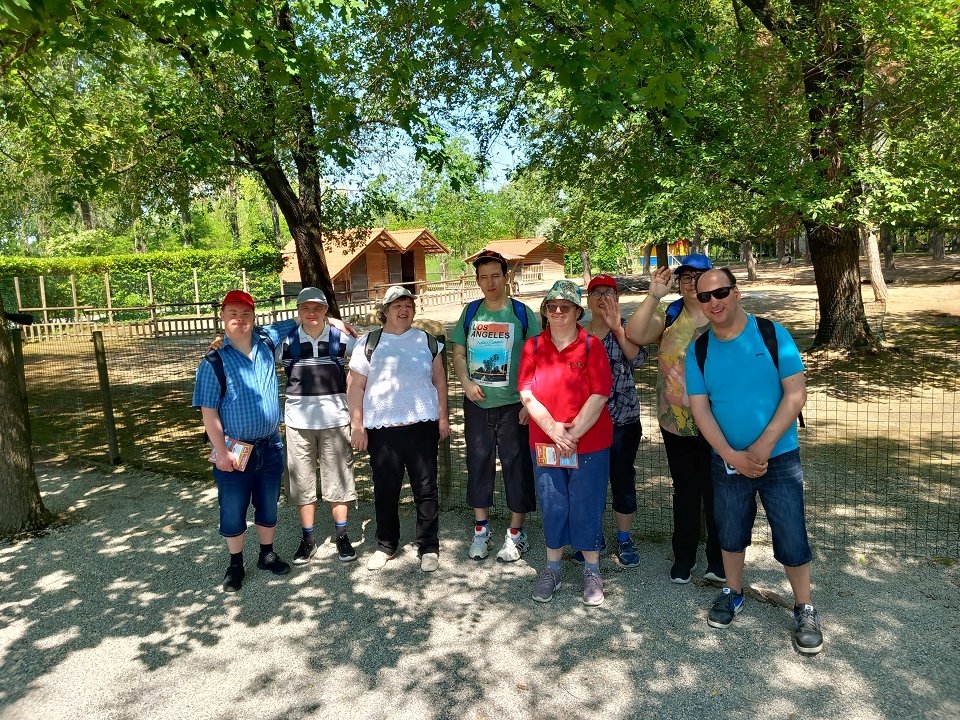 Na sliki je skupina uporabnikov pred ogrado v zoološkem parku Lignano