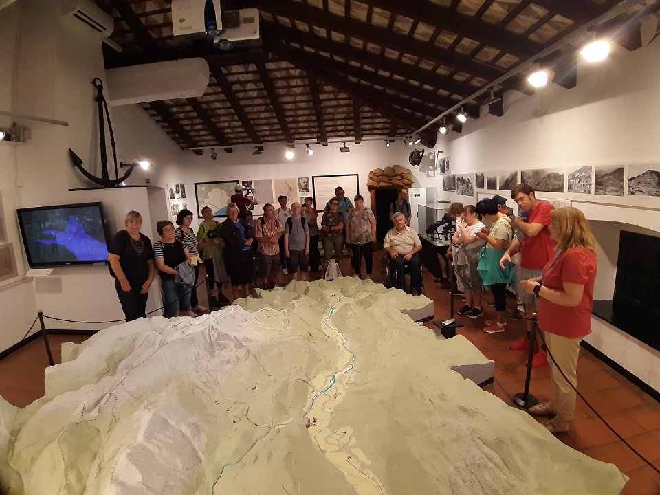 Uporabniki si v Kobariškem muzej ogledujejo maketo
