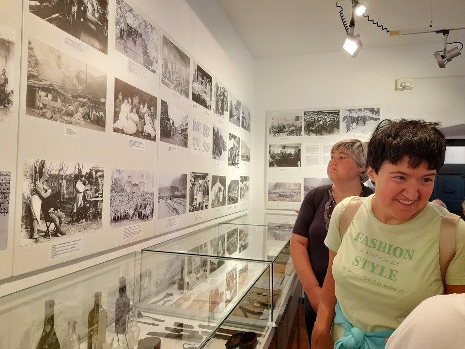 Uporabnici si ogledujejo razstavo v muzeju